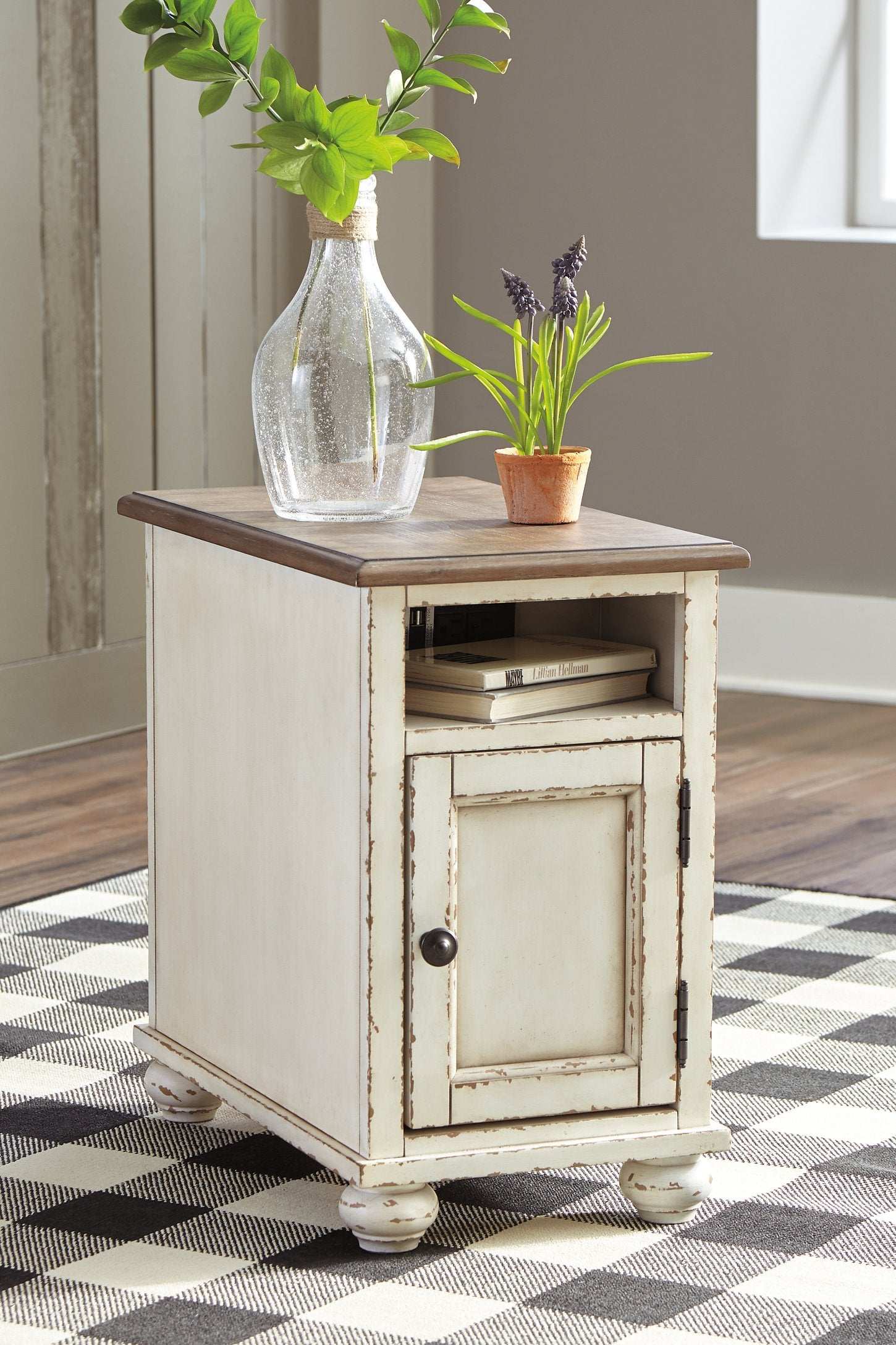 Realyn Chairside End Table - Half Price Furniture
